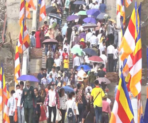 Video: Dòng người đi bộ 5 km lên chùa Tam Chúc dự Đại lễ Phật đản