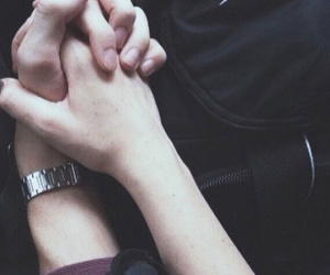 Dễ dãi cho gái lạ trên tàu lửa 'mượn tay' chụp ảnh couple, bạn trai còn vô tư gửi cho người yêu khiến nàng tức phát khóc