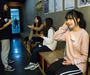 Giới trẻ Trung Quốc khổ thế nào cũng được, miễn trở thành ca sĩ Kpop