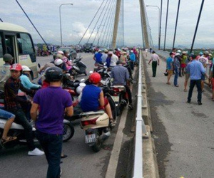 Hải Phòng: Leo lên cầu Bính định tự tử vì cãi nhau với người yêu, nam thanh niên may mắn được CSGT kéo lại