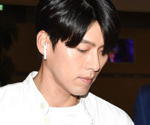 Hyun Bin mặc đồ giản dị ra sân bay mà tựa tổng tài và chiếc mũi thì sắc như muốn 'đòi mạng' chị em