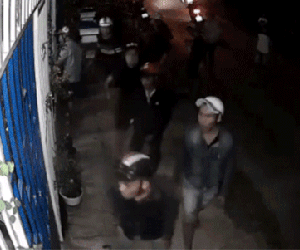 Kinh hãi nhìn tập đoàn 12 người, nghi kéo nhau đi trộm cắp, đột nhập nhà dân lúc nửa đêm