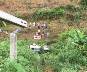 Lào Cai: Nghi dạy vợ tập lái xe, ô tô lao thẳng xuống đèo khiến chồng chết, vợ bị thương nặng