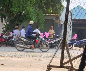 Lập đoàn rước dâu bằng xe máy bóng bay hồng cho ấn tượng, giữa đường chú rể méo xệch mặt vì bị CSGT bắt
