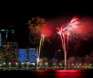 Màn pháo hoa đầy sắc màu ở Festival biển Nha Trang