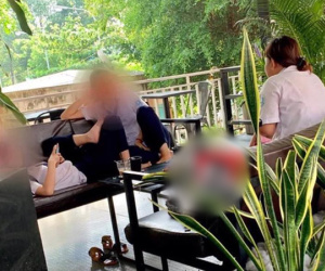 Nhóm nữ sinh cấp 3 mặc đồng phục vào quán cafe phì phèo thuốc lá khiến nhiều phụ huynh phải 'giật mình'