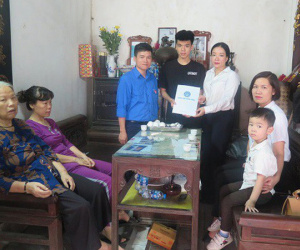 Tặng thẻ BHYT cho con trai nữ công nhân vệ sinh bị 'xe điên' đâm tử vong