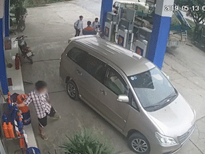 Video: Đứng chờ đổ xăng, người đàn ông tiện tay trộm can dầu rồi sập cửa xe biến mất
