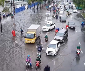 Video: Người Sài Gòn vật lộn với đường ngập nặng sau cơn mưa