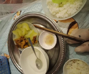 Xót xa khi chứng kiến mâm cơm cữ, mẹ trẻ còn gây sốc hơn khi chia sẻ 'đẻ mổ ngày thứ 7 đã phải ôm con làm việc'