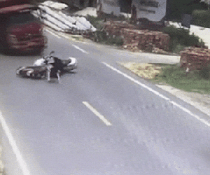 Hai người phụ nữ đi xe máy đâm vào nhau, tai nạn phía sau còn kinh hoàng hơn