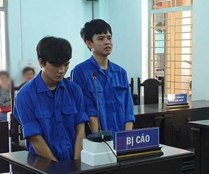Hai thanh niên hầu tòa vì ném gạch vào cảnh sát 911 Đà Nẵng
