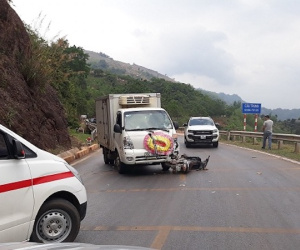 Hai thanh niên phóng xe tốc độ cao đấu đầu xe tang lễ trên quốc lộ 6