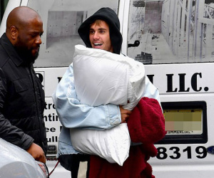 Justin Bieber ôm chăn gối ra đường cùng vợ