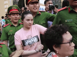 Clip: Ngọc Miu vẫy tay chào, luôn miệng nói 'biết rồi, biết rồi nha' trước khi bị áp giải lên xe thùng
