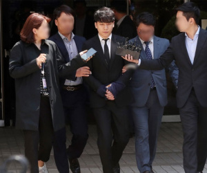 NÓNG: Seungri chính thức bị còng tay và trói chặt bằng dây thừng, chồng nữ diễn viên Park Han Byul lộ mặt