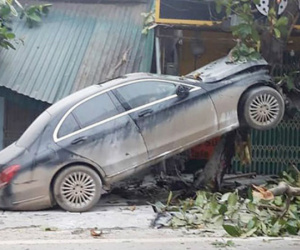 Ô tô Mercedes mất lái ‘trèo’ lên cây bàng, người dân giải cứu tài xế đưa đi cấp cứu