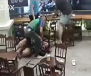 Phẫn nộ: Nam thanh niên túm tóc, tát tới tấp, đạp ngã cô gái đang mang bầu ngay tại quán cafe