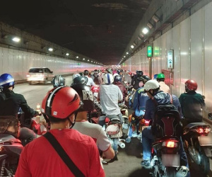 Sài Gòn ngày mưa bất chợt, loạt người dừng xe trú chân ngay cửa hầm Thủ Thiêm: Xin đừng khôn lỏi mà hại người khác!