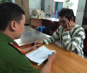 TP. HCM: Bức xúc vì bé gái 7 tuổi có dấu hiệu bị dâm ô, người dân đánh kẻ 'biến thái' bầm mắt