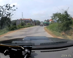 Video: Xe đầu kéo cố lách khe cửa hẹp vượt lên, 2 người đi xe máy bần thần sau cú đâm không tưởng