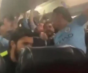 Các cầu thủ Man City gây sốc khi say sưa hát sỉ nhục Liverpool trên máy bay