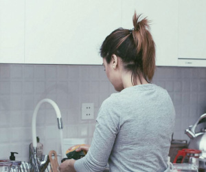 Chạnh lòng với dòng tâm sự cha già gửi con gái lấy chồng xa: Cha xin lỗi vì đã 'dạy' con làm ô-sin cho chồng!