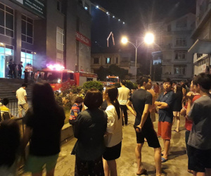 Hà Nội: Cháy do chập điện, dân chung cư nửa đêm tháo chạy
