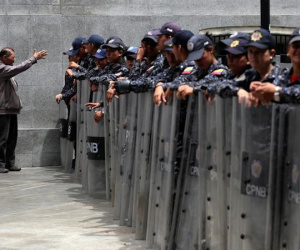 Venezuela buộc tội phản quốc 4 nghị sĩ, chặn cửa Quốc hội