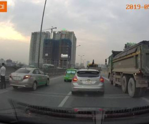 Video: Cao tốc ở Hà Nội ùn ứ vì tài xế taxi đi vệ sinh giữa đường