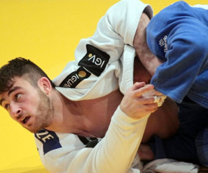 Video: Để điện thoại rơi trên sàn đấu, võ sĩ judo bị loại