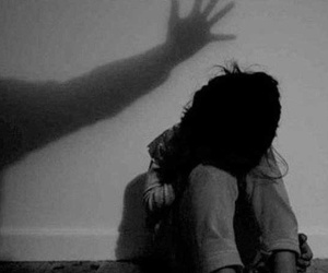 Bé gái 9 tuổi bị cưỡng hiếp khi đang đi bán vé số