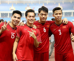 Dàn hot boy tuyển Việt Nam rần rần chúc mừng sinh nhật 'captain' Quế Ngọc Hải nhưng càng đọc càng thấy có gì đó...sai sai