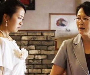Mẹ đẻ đến chơi, mẹ chồng nói một câu khiến tôi bế con chạy ra khỏi nhà