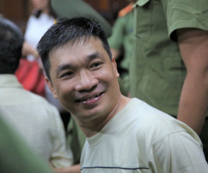 Nụ cười của Văn Kính Dương ở tòa và đứa bé không chịu gọi 'bố'