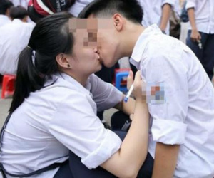 Nữ sinh lớp 7 ôm ấp bạn trai trước mặt cô giáo, học giỏi để làm gì?