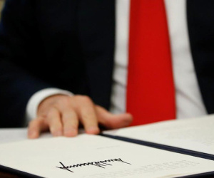 Ông Trump ra sắc lệnh cấm Huawei, ZTE
