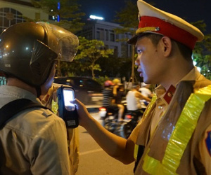 Video: Cảnh sát kiểm tra nồng độ cồn của tài xế đi ra từ quán nhậu