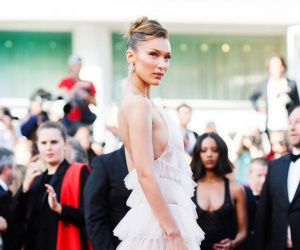 Bella Hadid diện mốt không nội y trên thảm đỏ Cannes