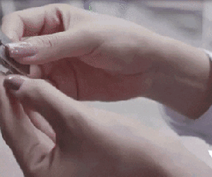 Cảnh Hoàng Thùy Linh cắt máu thử lòng người yêu gây 'rùng mình'