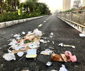 Đống bát đũa xốp, túi nilon cùng đồ ăn thừa bị bỏ lại trên đường đi bộ ven bờ sông Tô Lịch khiến nhiều người phẫn nộ
