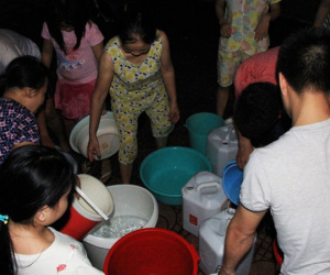 Hà Nội: Giữa đợt nắng nóng đỉnh điểm, 200 hộ dân chung cư nhốn nháo vì mất nước sinh hoạt