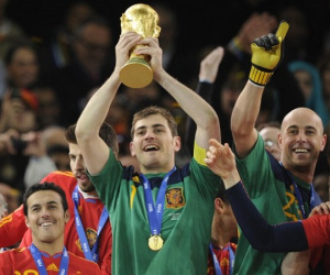 Iker Casillas tuyên bố giải nghệ ở tuổi 38 sau khi trụy tim trên sân tập