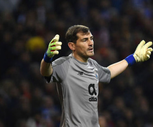 Video: Khoảnh khắc chia tay Real đẫm nước mắt của Iker Casillas