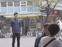 Vứt hết logic sang một bên, cảnh sát Khánh đứng 'đánh hơi' ngay giữa... chợ để tìm bồ bị bắt cóc