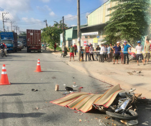 Nam thợ hồ đi xe máy bị xe container cán qua đầu, ch ết thương tâm ngày cuối tuần