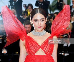 Ngày 4 Cannes: Bella Hadid diễn sâu hết cỡ bên Hoa hậu Thế giới 'trội' nhất thảm đỏ, 'Thánh lố' hoa lá hẹ xuất hiện