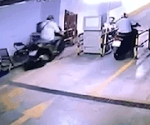Trộm táo tợn vào tận hầm chung cư lấy xe SH, ngang nhiên phóng vù qua mặt bảo vệ
