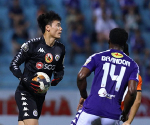 Bùi Tiến Dũng thủng lưới 2 bàn trong lần đầu bắt chính, Hà Nội nhọc nhằn vượt qua SHB Đà Nẵng