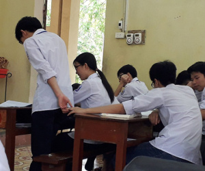 Chỉ một cái nắm tay để an ủi nhau lúc trả bài, hai nam sinh thu về hơn 40 ngàn lượt like cùng bão share từ dân mạng